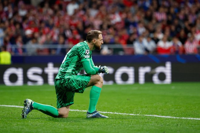 Jan Oblak se je lkahko le čudil, kako so tekmeci iz Lilla zabili tri gole. FOTO: Oscar Del Pozo/AFP