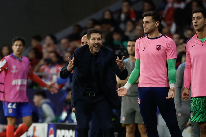 Trener Atletica Diego Simeone se še dolgo ne bo sprijaznil z odločitvijo italijanskega sodnika Marca Guida, ki je gostom pomagal do preobrata. FOTO: Oscar Del Pozo/AFP