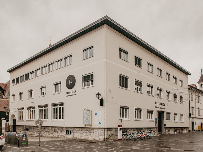 Kovačnica Kranj v središču Kranja ponuja 85 delovnih mest, inkubirane pisarne, laboratorije ter širok spekter svetovalnih in mentorskih storitev. FOTO: Kovačnica Kranj