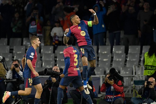 Hitronogi Brazilec1 Raphinha je bil neulovljiv za Bayernove težke branilce v čudoviti zmagi, ki je nakazala obrise nove močne Barcelone. FOTO: Josep Lago/AFP