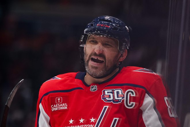 Moskovski veteran pri Washington Capitals Alex Ovečkin je s trelom vpraszna vrata postavil pikop na i na peto zaporedno zmago moštva iz glavnega mesta ZDA. FOTO: Scott Taetsch/Getty Images Via AFP