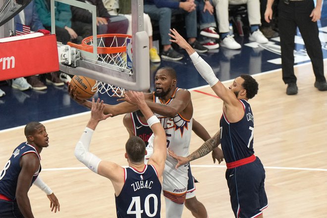 Košarkarjem Phoenixa s Kevinom Durantom v glavni vlogi je bilo malo mar za praznično vzdušje pri Los Angeles Clippers, ki je prvič gostil tekmeca v novi dvorani. FOTO: Kirby Lee/Usa Today Sports Via Reuters Con