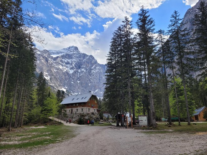 Oktobra so planinske koče v visokogorju svoja vrata zaprle, nižje ležeče pa so prešle na jesensko-zimski delovni čas, so navedli. FOTO: Tina Horvat