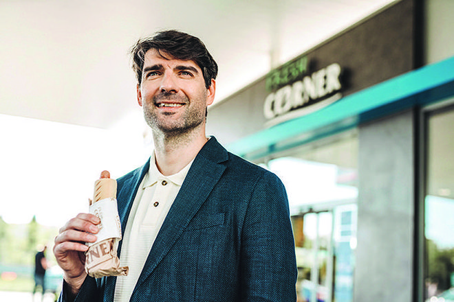 Vedran Ćorluka je ponosni ambasador Fresh Cornerja, ki kupcem na poti zagotavlja širok izbor sveže pripravljenih izdelkov. FOTO: INA