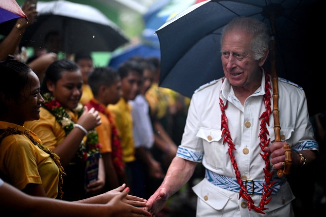 Britanski kralj Karel III. med srečanjem s prebivalci male otoške države sredi Tihega oceana. FOTO: Victoria Jones Via Reuters