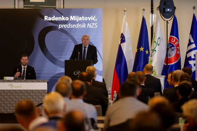 Delegati so soglasno potrdili Radenka Mijatovića. FOTO: Črt Piksi/Delo