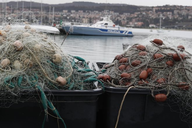 Kar 95 odstotkov odpadkov Jadranskem v morju in na njegovi obali predstavlja plastika in ga tako uvršča na vrh lestvice onesnaženosti z mikroplastiko v Evropi. Foto Leon Vidic