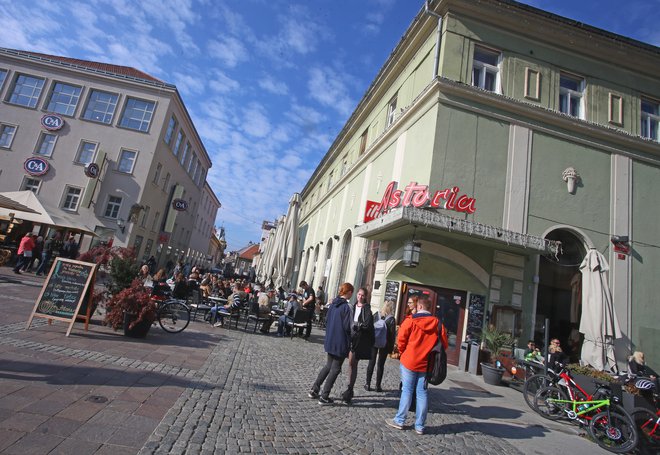 Mariborska kavarna Astoria in »ezl ek«, center sveta ... Levo od Astorie je domovala Biserka, tja so hodile ženske kupovat volno za štrikanje. FOTO: Tadej Regent