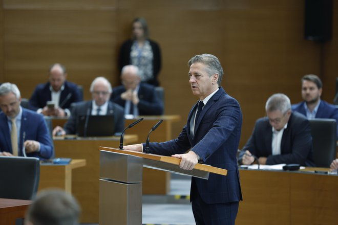 Premier Robert Golob je dejal, da bo ministrstvo za finance do konca leta pripravilo paket za uvedbo davka na premoženje, prek katerega bodo spodbudili tudi stanovanjski trg z nizom drugih ukrepov. FOTO: Leon Vidic/Delo