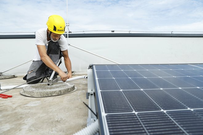 Sistem z zgolj obnovljivimi viri, kar pri nas pomeni predvsem sončne elektrarne in hidroelektrarne, ne deluje. Foto Jože Suhadolnik