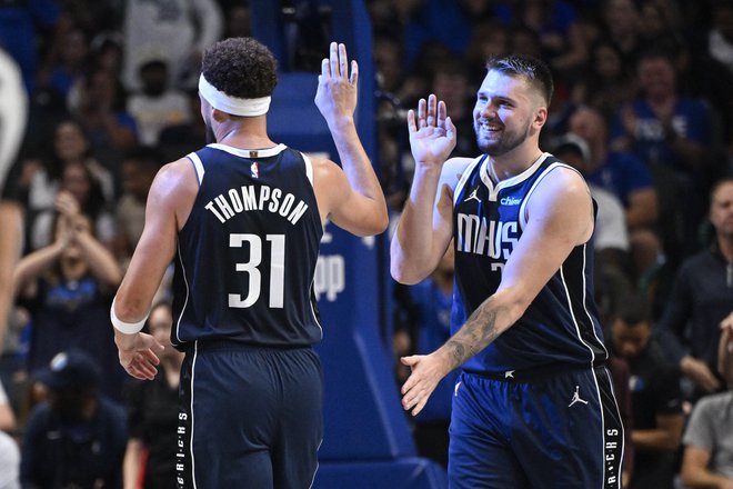 Luka Dončić in Klay Thompson sta prvič igrala skupaj, a sta se hitro ujela. FOTO: Jerome Miron/Reuters