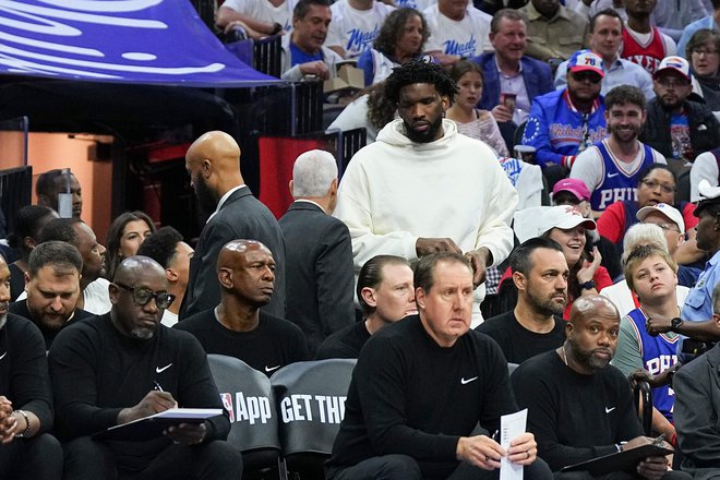 Joel Embiid na poti do klopi med prvim polčasom uvodne tekme. FOTO: Mitchell Leff/AFP