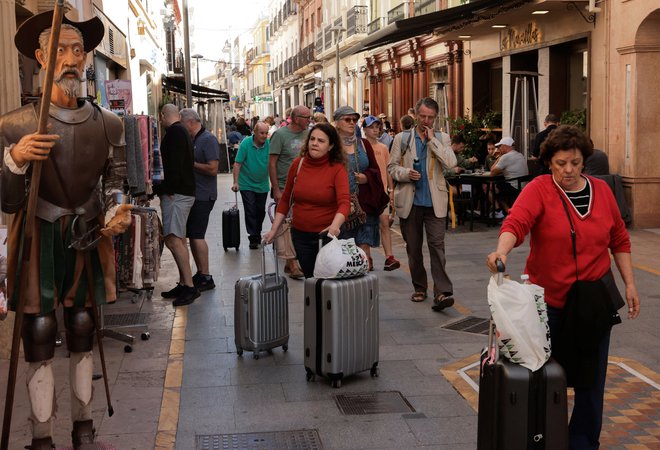 K visoki gospodarski rasti v Španiji bo veliko pripomogel turistični sektor, ki tudi letos dosega rekorde. FOTO: Jon Nazca/Reuters