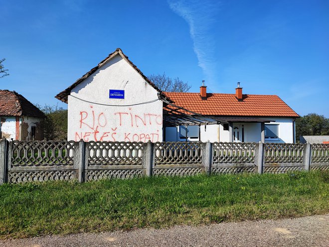 Na eni strani raja, ki jo podpira peščica okoljevarstvenikov in akademikov, na drugi strani multinacionalka, ki jo podpirata Evropska unija in srbska vlada. FOTO: Jan Grilc/Val 202