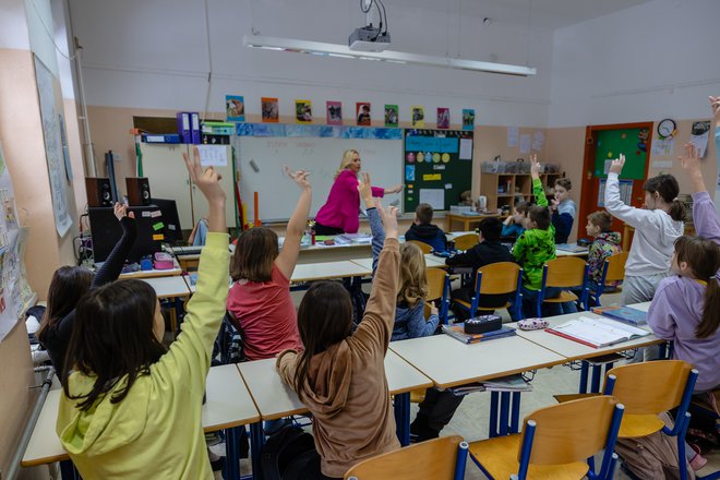 Primanjkljaj se še naprej predvideva tudi za različne skupine učiteljev v osnovnih in srednjih šolah. FOTO: Črt Piksi/Delo