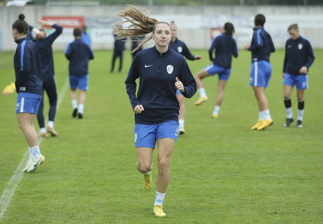 Lara Prašnikar se je s soigralkami trudila po najboljšuh močeh, toda prek visoke avstrijske ovire ni šlo. FOTO: Jože Suhadolnik/Delo