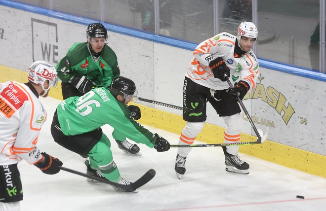 Olimpijini hokejisti so ostali v želeni zgornji polovici lestvice ICEHL. FOTO: Blaž Samec/Delo