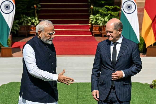 Indijski premier Narendra Modi je sprejel nemškega kanclerja Olafa Scholza v New Delhiju na tridnevnem obisku, v okviru katerega bosta državi sklenili več sporazumov o gospodarskem sodelovanju. FOTO: Money Sharma/AFP