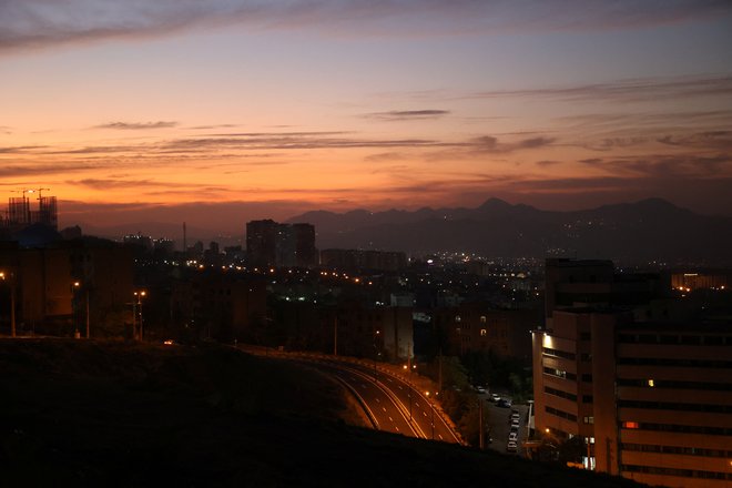 Iranska državna televizija je zgodaj zjutraj v soboto poročala o močnih eksplozijah okrog prestolnice. FOTO: Majid Asgaripour/Reuters