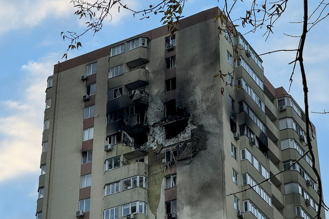 V ruskem napadu na Dnipro so bili ubiti trije ljudje, med njimi otrok, 19 je ranjenih. FOTO: Yurii Kovalenko/Reuters