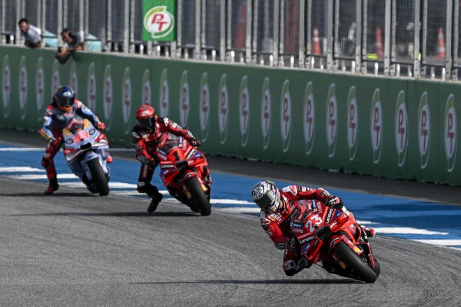 Enea Bastianini (desno) se v šprintu na Tajskem ni pustil premagati. FOTO: Lillian Suwanrumpha/AFP