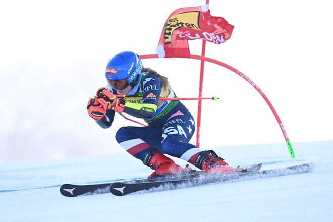 Že takoj v prvem nastopu nove sezone je Mikaela Shiffrin pokazala svojo moč, nato pa je zdrsnila na 5. mesto. FOTO: Kerstin Jönsson/AFP