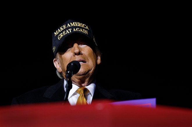 Trump je razkril, da je Kimu svetoval, naj »se sprosti in gre na plažo«, kar da je bil njegov način za zmanjšanje napetosti med državama.  FOTO: Afp