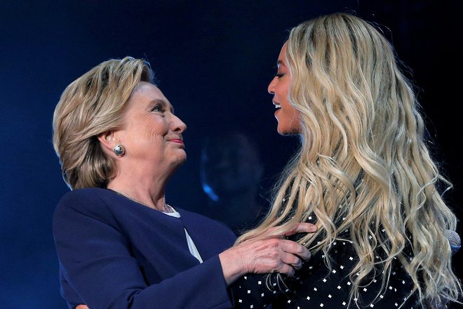 V nevarno razpravo o fašizmu se je vključila tudi Hillary Clinton, na forografiji s pevko Beyonce. Foto: Brian Snyder/Reuters