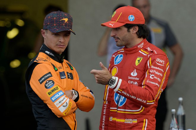 Sainz in Lando Norris po kvalifikacijah. FOTO: Alfredo Estrella/AFP