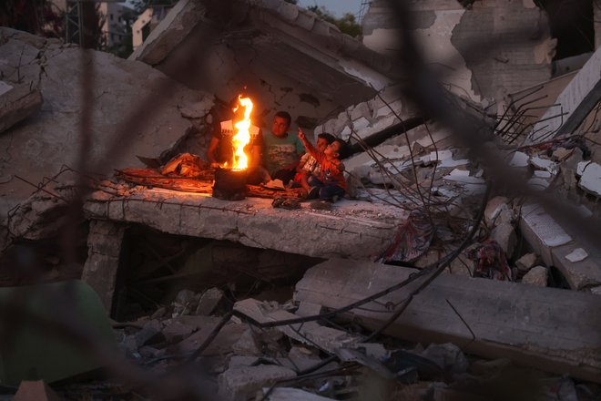 Palestinska družina v begunskem taborišču. FOTO: Eyad Baba/AFP