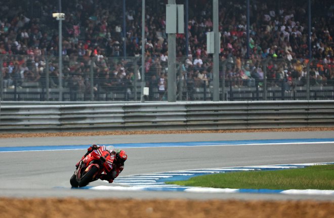 Francesco Bagnaia se v boju za naslov svetovnega prvaka ne predaja. FOTO: Athit Perawongmetha/Reuters