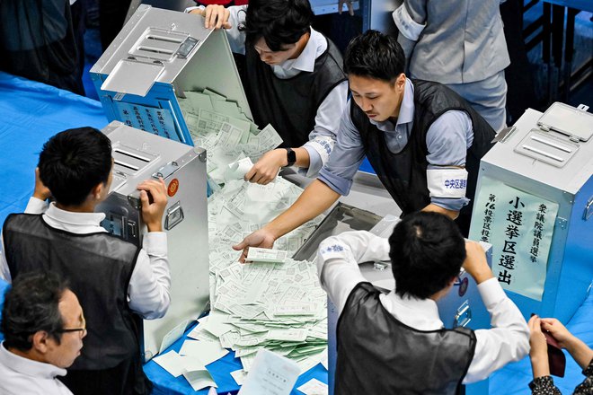 Dejstvo, da je danes na volišča prišlo manj kot 30 odstotkov Japoncev, samo po sebi priča o stanju zavesti v japonski družbi. FOTO: Richard A. Brooks/AFP