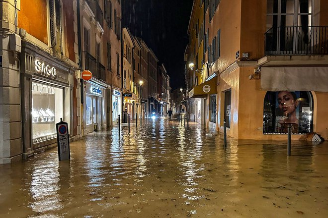 V letovišču Saint-Tropez je voda zalila številne trgovine in restavracije. FOTO: AFP