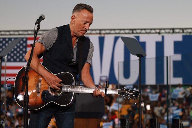 Kamala Harris se je ta teden obkrožila s pomembnimi imeni, saj sta jo pred Michelle Obama na predvolilnih nastopih spremljala Beyonce in Bruce Springsteen. FOTO: Joe Raedle/AFP