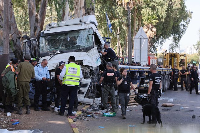 Mediji poročajo, da je bil voznik tovornjaka arabskega porekla. Obdukcija bo pokazala, ali je bil incident morda posledica njegovega zdravstvenega stanja. FOTO: Jack Guez/AFP