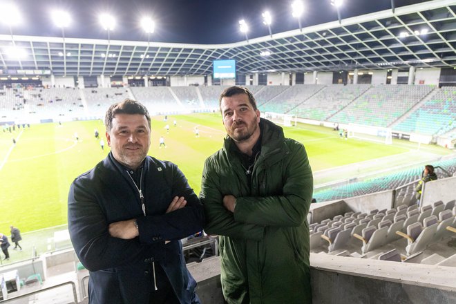 Hrvaški dvojec na ljubljanskem stadionu v Stožicah, kjer igra tudi slovenska reprezentanca, spremlja uspešne igre zmajev pod vodstvom španskega trenerja Victorja Sáncheza. Foto Voranc Vogel