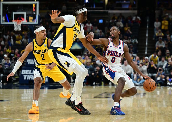 Branilec Philadelphie 76ers guard Tyrese Maxey (desno) je Indiani nasul 45 točk za prvo zmago v sezoni »sixersov«. FOTO: Marc Lebryk/Usa Today Sports Via Reuters Con