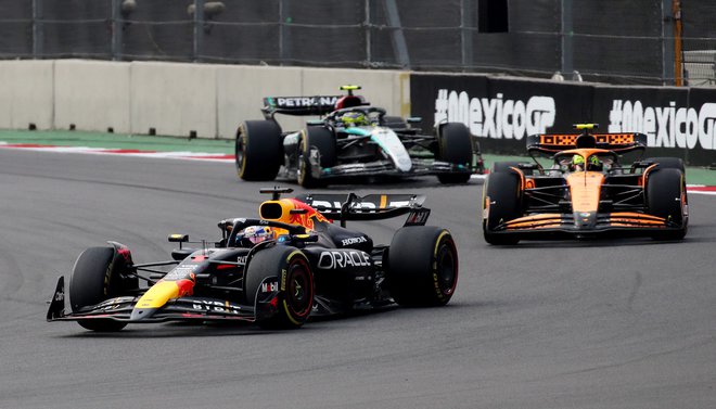 Svetovni prvak Max Verstappen in prvi izzivalec Lando Norris sta se na dirkališču v Ciudadu de Mexicu ravsala na stezi, krajšo je potegnil Nizozemec in vodilni v svetovnem prvenstvu. FOTO: Henry Romero/Reuters