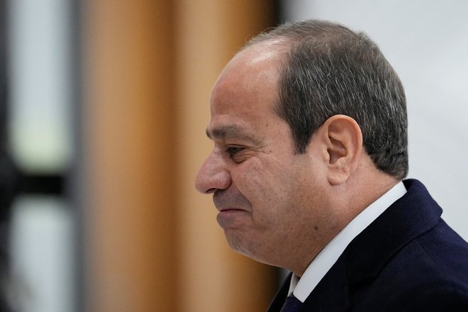 Abdel Fatah Al Sisi predlaga, da bi med prekinitvijo ognja izmenjali zapornike. FOTO: Alexander Zemlianichenko/Reuters