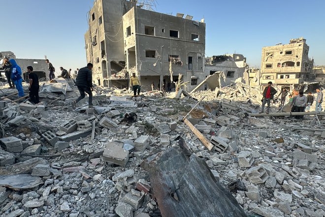 Izrael je po sobotnih napadih na Iran nadaljeval obstreljevanje Gaze in Libanona. FOTO: AFP