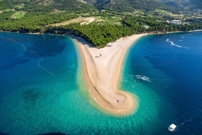 Plaža Zlati rt je ena najbolj prepoznavnih v Sredozemlju. Leži v bližini mesta Bol na južni strani otoka. Znana je po edinstveni obliki ozkega jezika, ki sega globoko v morje in spreminja obliko glede na morske tokove in veter. FOTO: Shutterstock