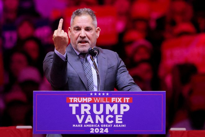 Grant Cardone, ki je prav tako nastopil, je v kamero pokazal sredinec. FOTO: Andrew Kelly/Reuters