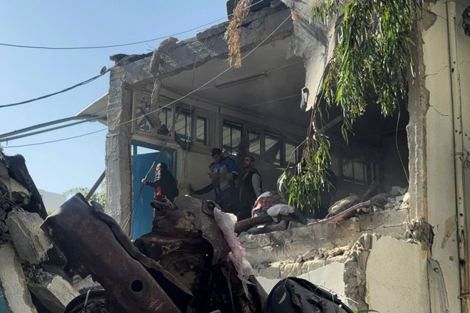 Izraelska vojska je v nedeljo iz še zadnje (komaj) delujoče bolnišnice na severu Gaze, Kamal Advan, odpeljala še predzadnjega zdravnika. FOTO: Ajman Al Hasi/Reuters