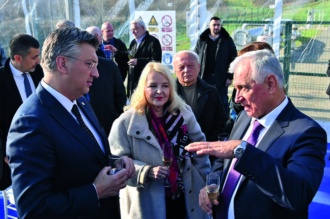 Hrvaški premier Andrej Plenković in predsednik uprave podjetja Plinacro Ivica Arar (desno) ob začetku del na plinovodu Bosiljevo-Zlobin. FOTO: Damir Krajač/Cropix