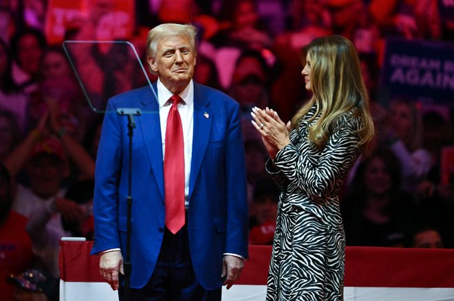 Številni Newyorčani so v Madison Square Gardnu pozdravljali Trumpove obljube, da bo veliko jabolko pod njim varnejše in ­dostopnejše vsem. Foto Angela Weiss/AFP