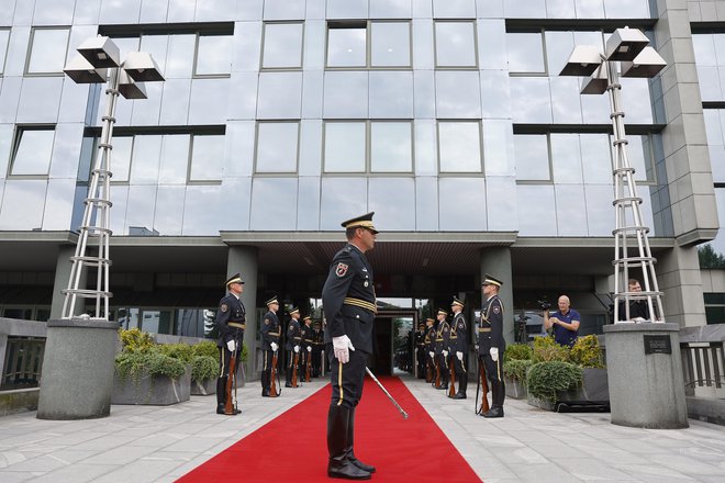 Na ministrstvu za obrambo bodo zamenjali devet dvigal, v okviru tega projekta bo svoje osebno dvigalo do devetega nadstropja dobil tudi sedanji minister Borut Sajovic. FOTO: Leon Vidic