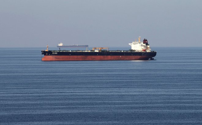 Umirjanje napetosti med Izraelom in Iranom zmanjšuje tudi grožnje za plovbo tankerjev skozi Hormuško ožino. Foto Hamad Mohammed/ Reuters