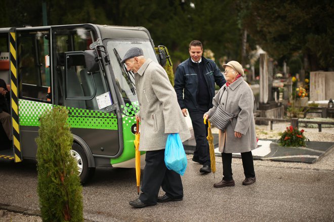 Vozniki LPP že nekaj let po ljubljanskem pokopališču obiskovalce prevažajo s priljubljenimi kavalirji. FOTO: Jure Eržen/Delo