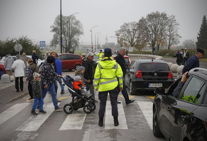 Ker bo prometna gneča pred in med prazniki velika, voznike prosijo, naj parkirajo na urejenih parkiriščih ter upoštevajo navodila policistov in redarjev. FOTO: Blaž Samec/Delo