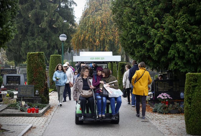 Starejši in tisti, ki težko hodijo, se bodo po pokopališču Žale tudi tokrat lahko brezplačno peljali z električnimi kavalirji. FOTO: Blaž Samec/Delo